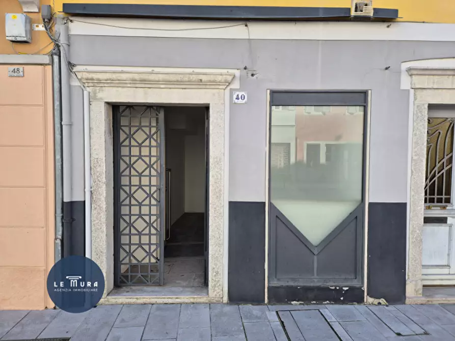 Immagine 1 di Negozio in affitto  in Via Ciotti a Gradisca D'isonzo
