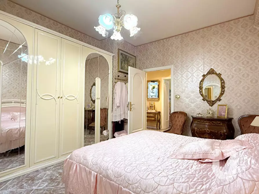 Immagine 13 di Appartamento in vendita  in Via Vetulonia a Roma