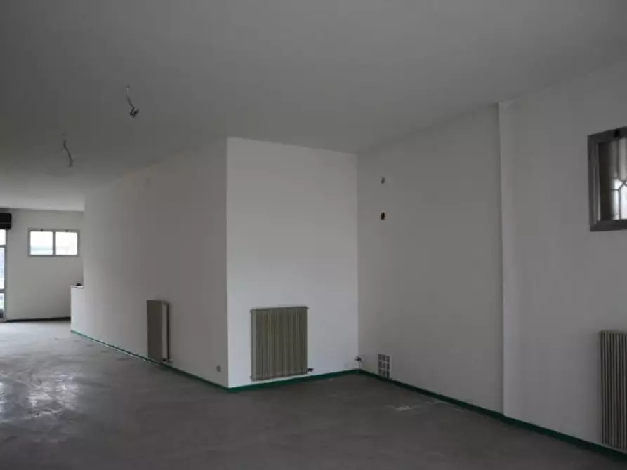 Immagine 2 di Negozio in vendita  in Via Ugo La Malfa a Susegana