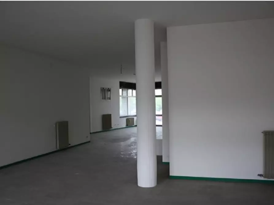 Immagine 6 di Negozio in vendita  in Via Ugo La Malfa a Susegana