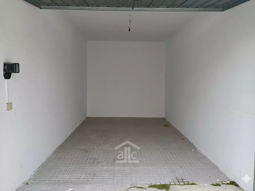 Immagine 2 di Garage in vendita  a Cavallino