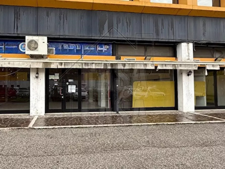 Immagine 1 di Negozio in vendita  in Via Venezia a Padova
