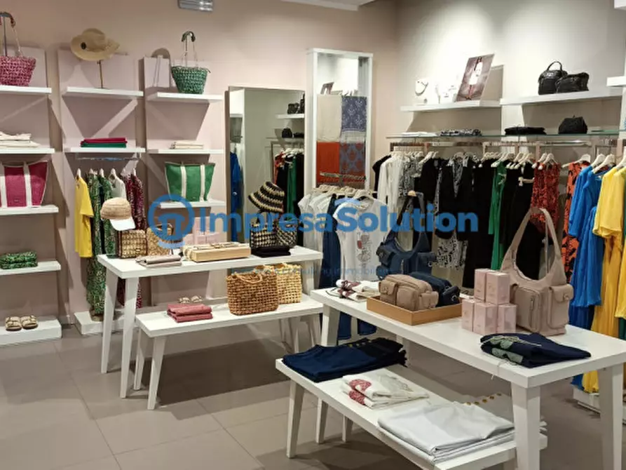 Immagine 5 di Negozio in vendita  in Piazza Giordano 48 a Foggia