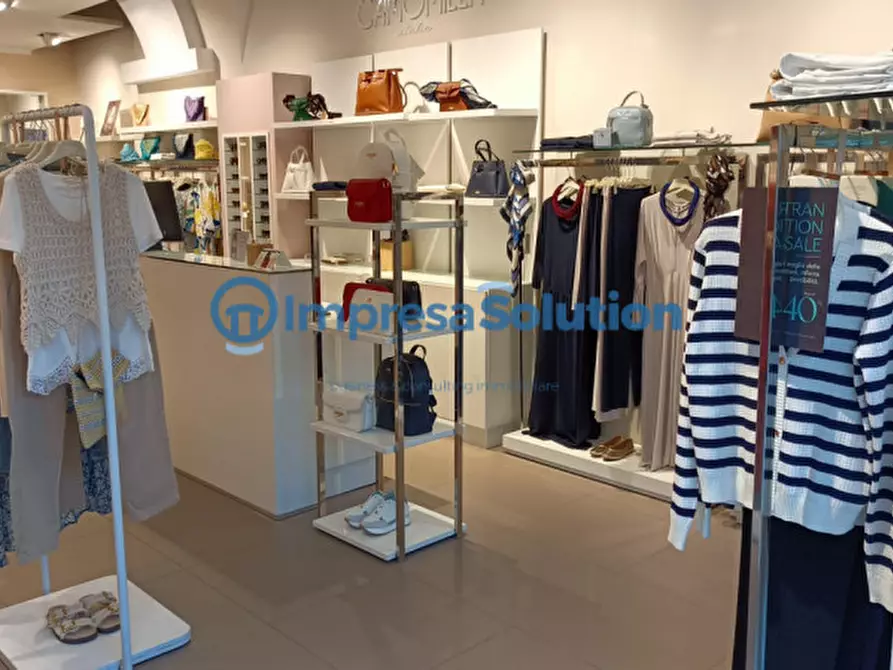 Immagine 10 di Negozio in vendita  in Piazza Giordano 48 a Foggia