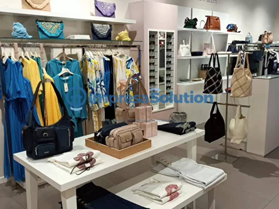 Immagine 12 di Negozio in vendita  in Piazza Giordano 48 a Foggia