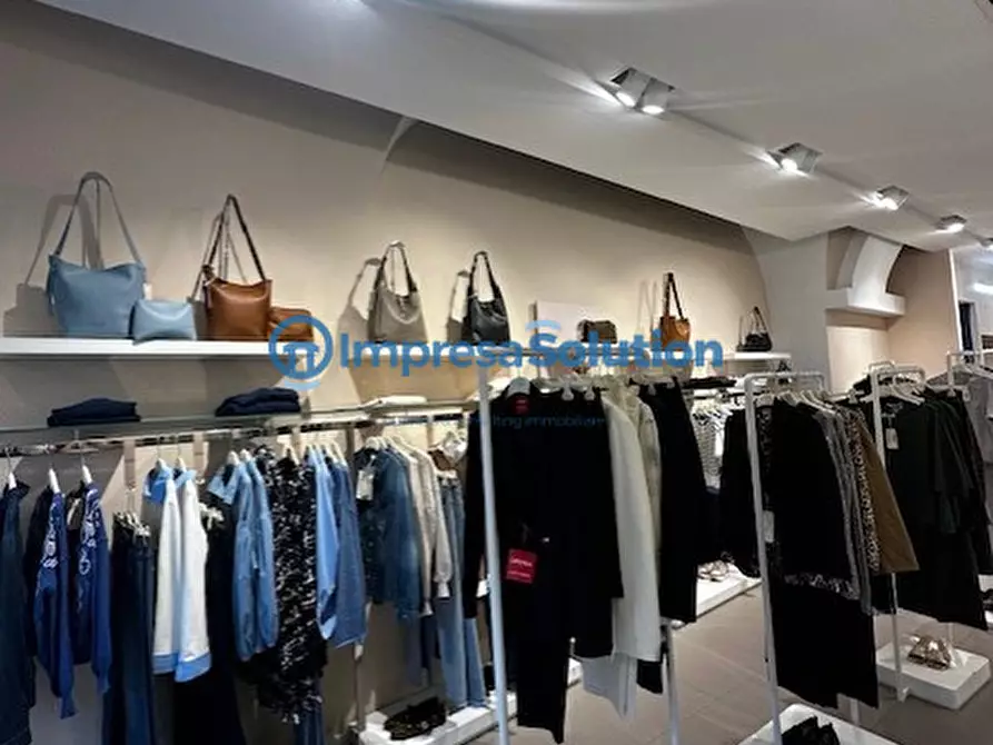Immagine 15 di Negozio in vendita  in Piazza Giordano 48 a Foggia
