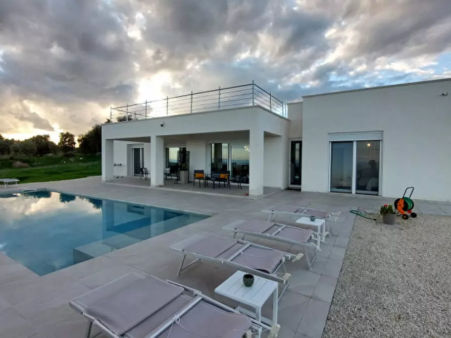 Immagine 1 di Villa in vendita  in Contrada Bochini-Collina degli Ulivi, 96012 a Avola