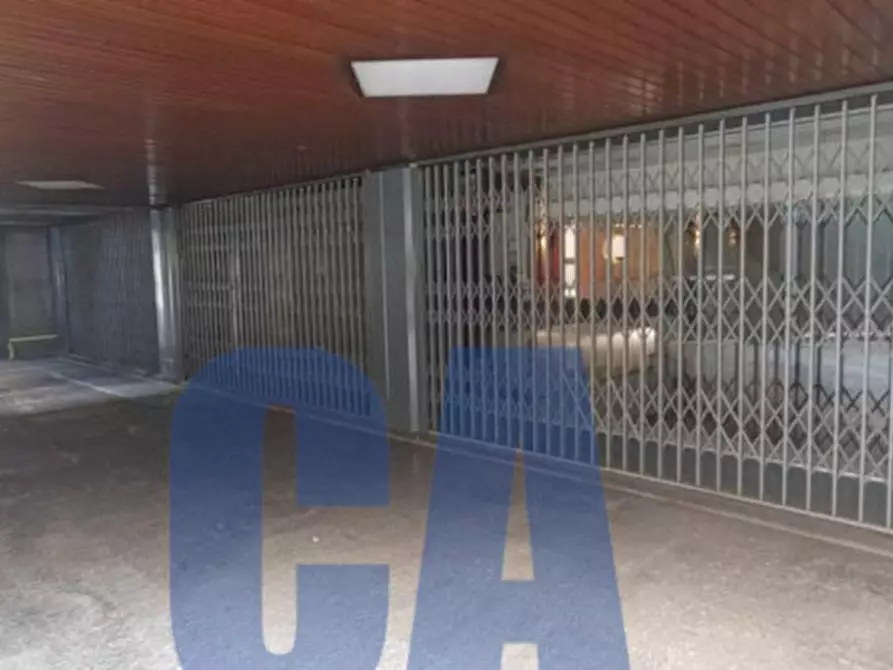 Immagine 15 di Negozio in vendita  in VIA VITTOR PISANI a Milano