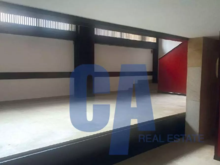 Immagine 3 di Attività commerciale in vendita  in VIA VITTOR PISANI a Milano