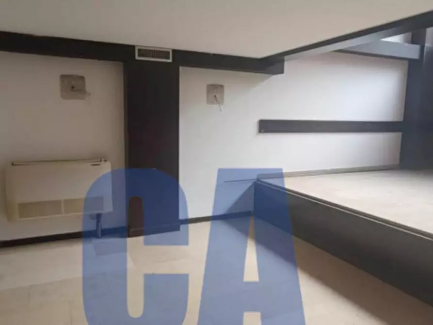 Immagine 1 di Attività commerciale in vendita  in VIA VITTOR PISANI a Milano