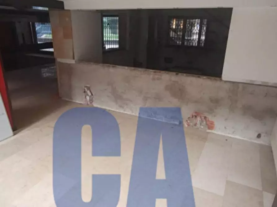Immagine 5 di Attività commerciale in vendita  in VIA VITTOR PISANI a Milano
