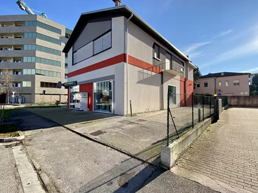 Immagine 12 di Appartamento in vendita  in Viale Francesco Crispi, 53 a Vicenza