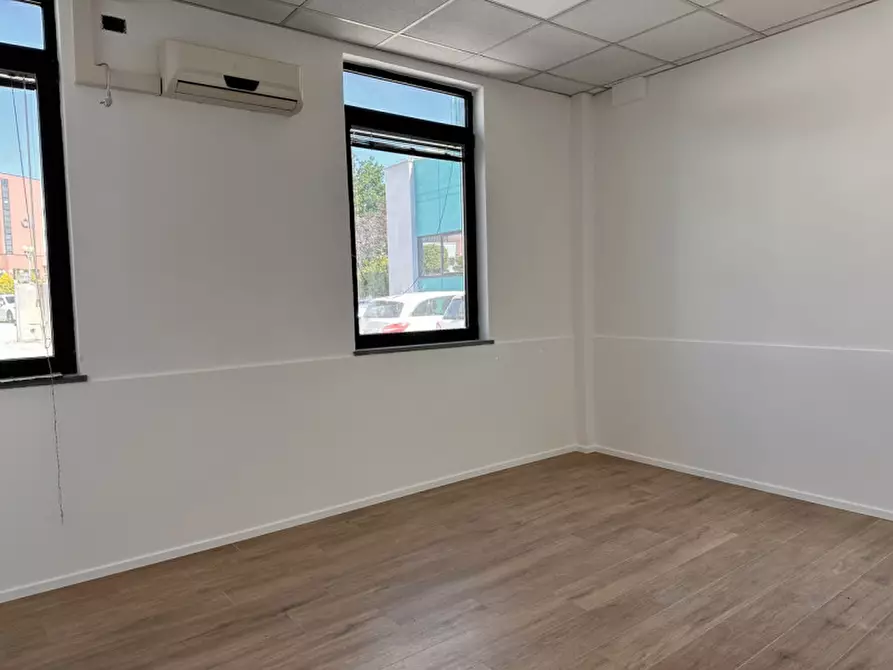 Immagine 11 di Ufficio in affitto  in Via Thomas Edison a Ancona