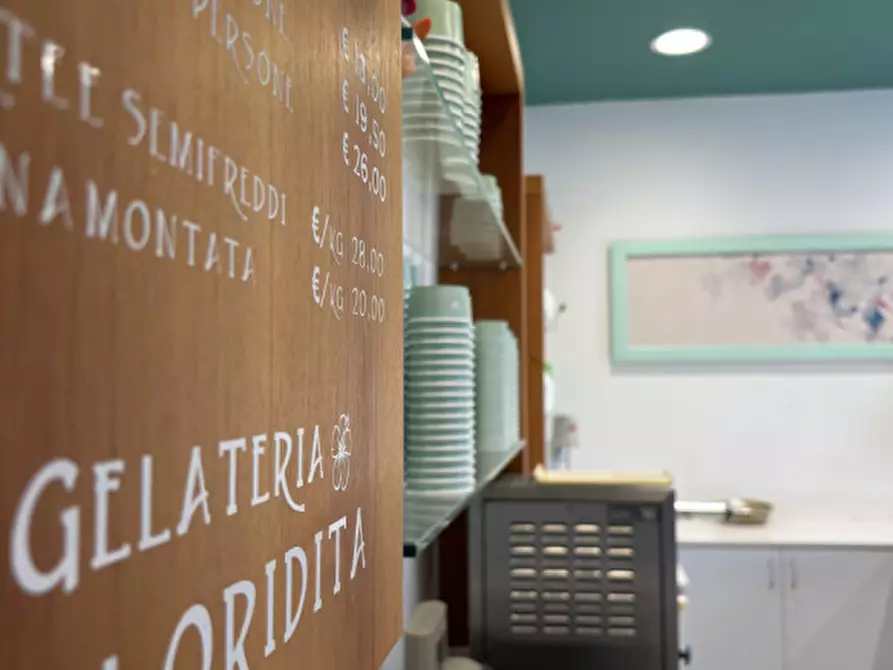 Immagine 3 di Attività commerciale in vendita  in Viale Solferino, 30/E a Parma