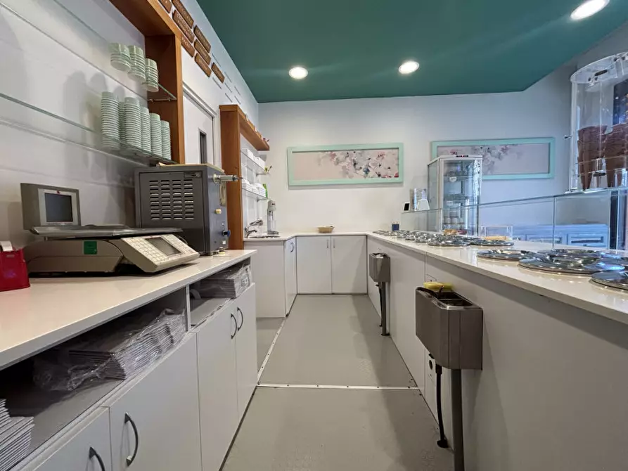 Immagine 6 di Attività commerciale in vendita  in Viale Solferino, 30/E a Parma