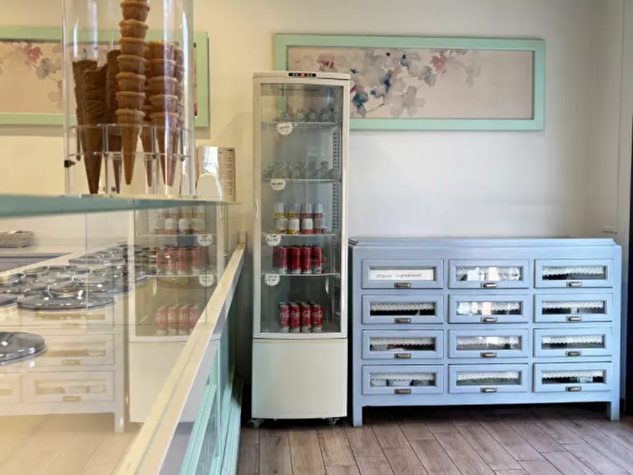 Immagine 8 di Attività commerciale in vendita  in Viale Solferino, 30/E a Parma