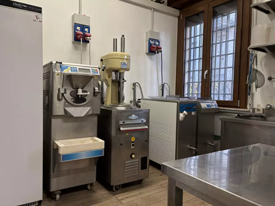 Immagine 17 di Attività commerciale in vendita  in Viale Solferino, 30/E a Parma