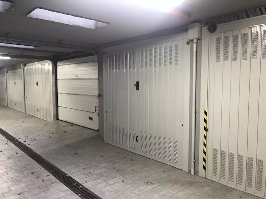 Immagine 1 di Garage in vendita  in Via Mascarella 76 a Bologna