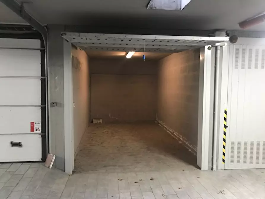 Immagine 2 di Garage in vendita  in Via Mascarella 76 a Bologna