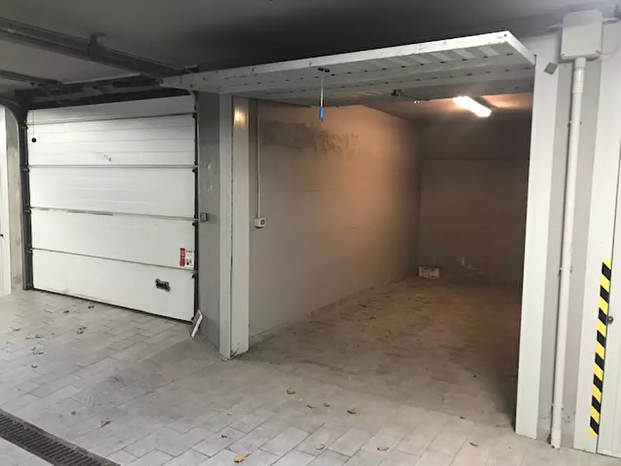 Immagine 3 di Garage in vendita  in Via Mascarella 76 a Bologna