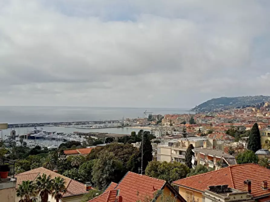 Immagine 1 di Villa in vendita  in Via Asplanato Siccardi a San Remo