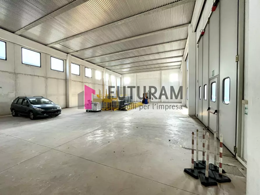 Immagine 2 di Capannone industriale in vendita  a Rubano