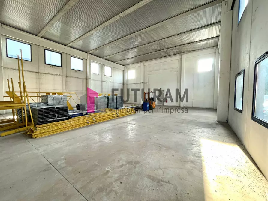 Immagine 3 di Capannone industriale in vendita  a Rubano