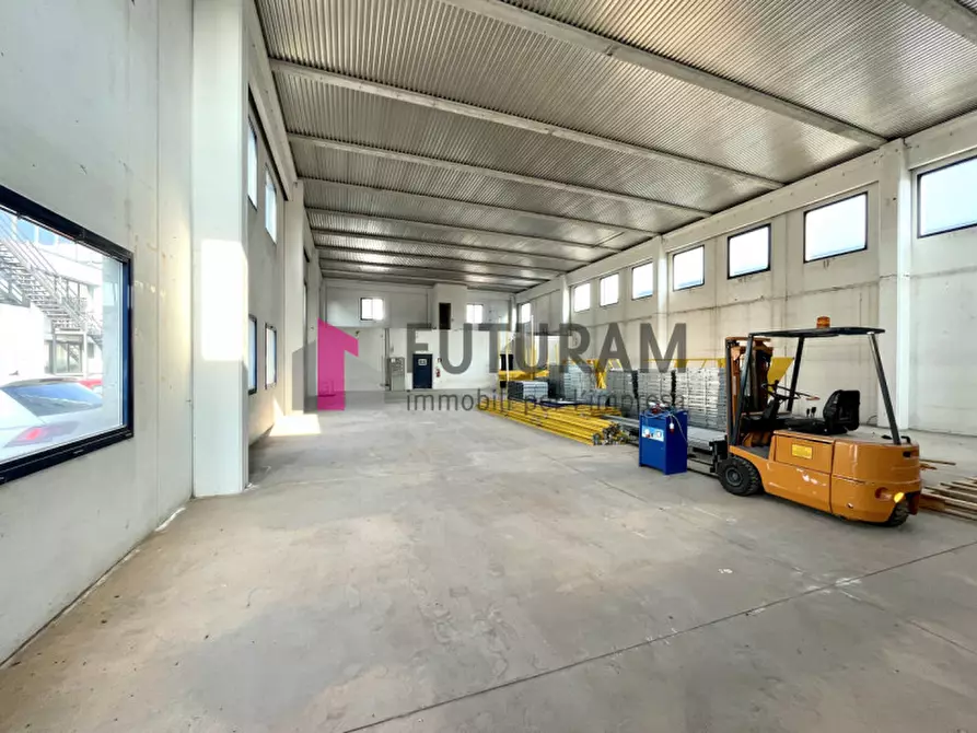 Immagine 7 di Capannone industriale in vendita  a Rubano