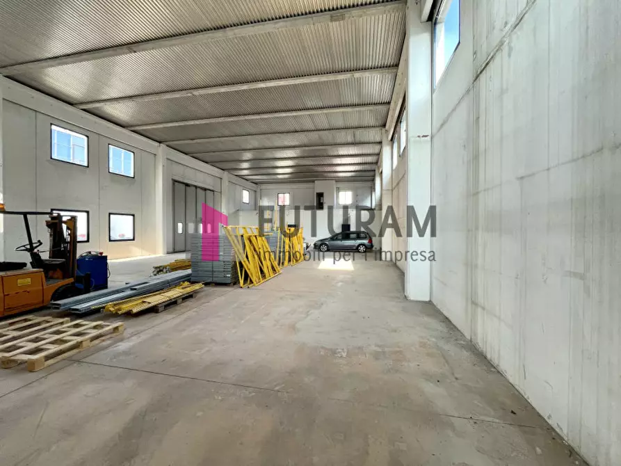 Immagine 8 di Capannone industriale in vendita  a Rubano