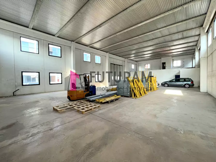 Immagine 9 di Capannone industriale in vendita  a Rubano