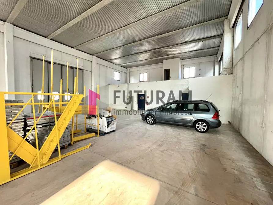 Immagine 10 di Capannone industriale in vendita  a Rubano