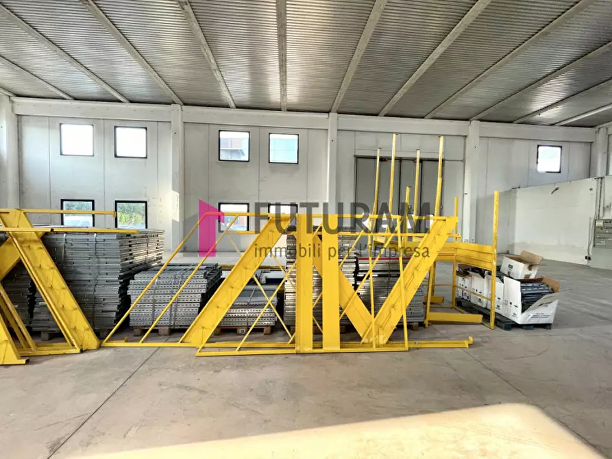 Immagine 11 di Capannone industriale in vendita  a Rubano