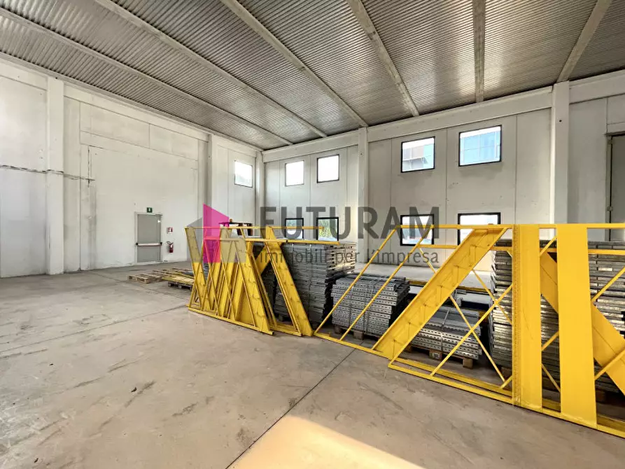 Immagine 12 di Capannone industriale in vendita  a Rubano