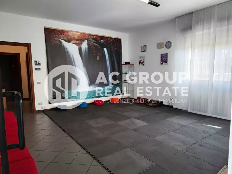 Immagine 1 di Negozio in vendita  a Saronno