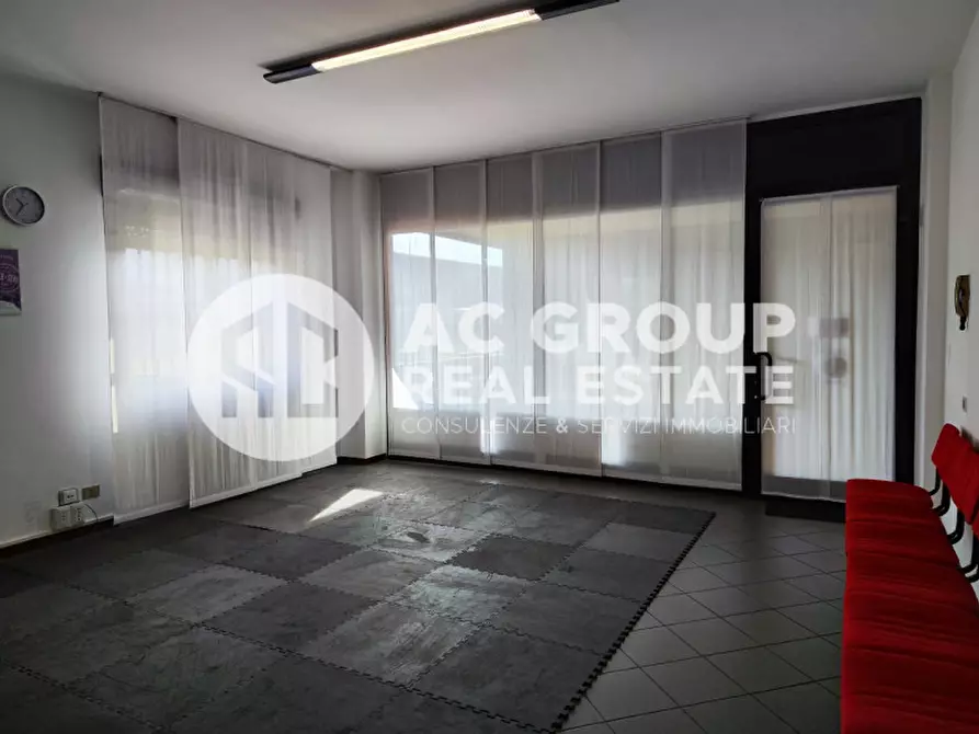 Immagine 4 di Negozio in vendita  a Saronno