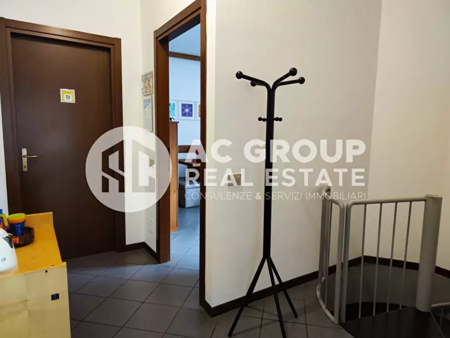 Immagine 7 di Negozio in vendita  a Saronno