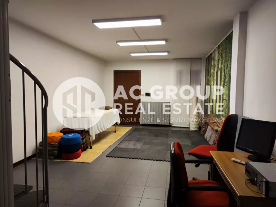 Immagine 9 di Negozio in vendita  a Saronno