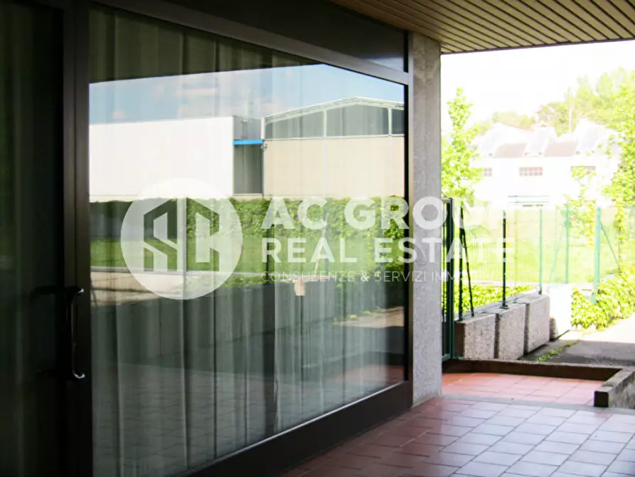 Immagine 10 di Negozio in vendita  a Saronno