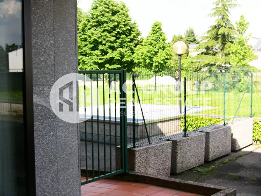 Immagine 11 di Negozio in vendita  a Saronno