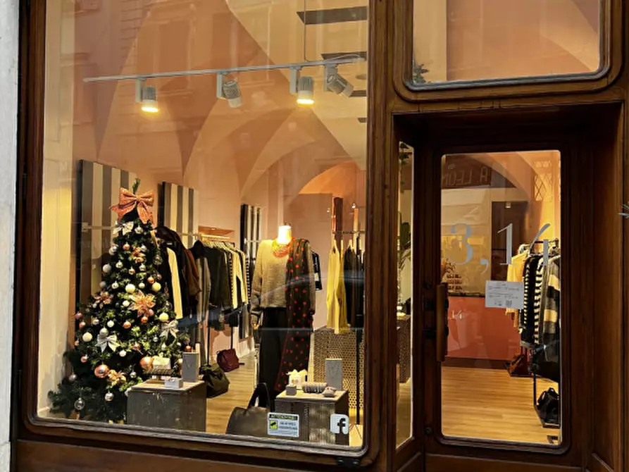 Immagine 1 di Negozio in affitto  in Via San Pietro a Trento