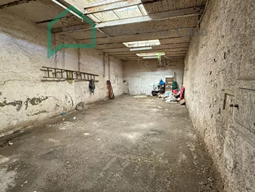 Immagine 2 di Capannone industriale in vendita  in Vico Palazzo Due Porte a Napoli