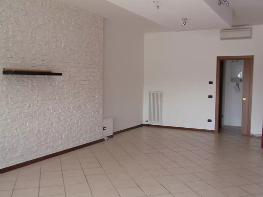 Immagine 2 di Negozio in vendita  a Albignasego