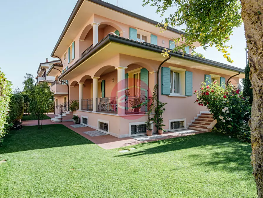 Immagine 1 di Villa in vendita  a Savignano Sul Rubicone