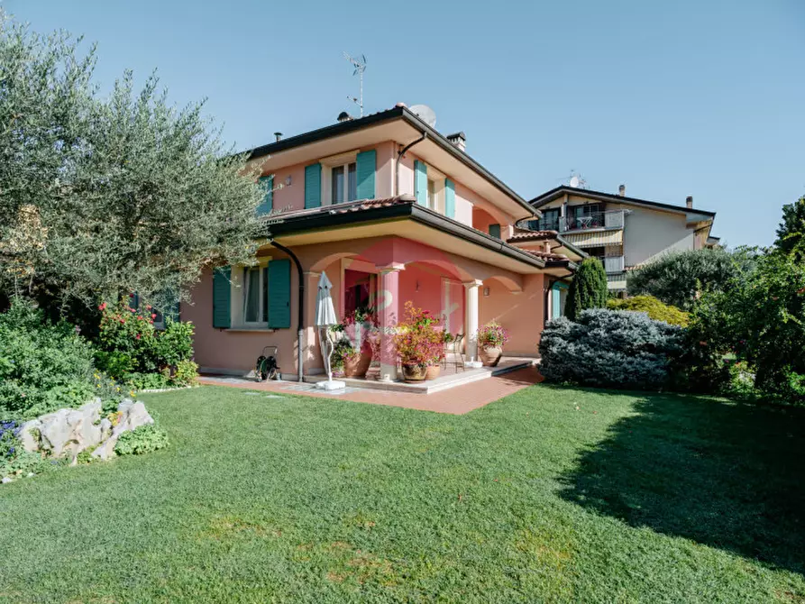 Immagine 2 di Villa in vendita  a Savignano Sul Rubicone