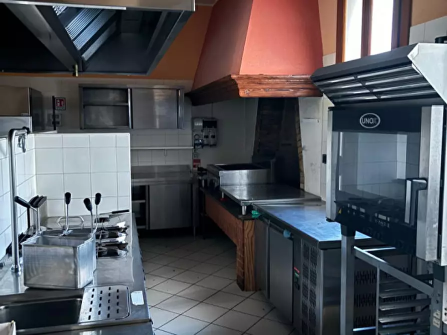 Immagine 1 di Attività commerciale in affitto  in Via Jacopo d'Arquà a Arqua' Petrarca