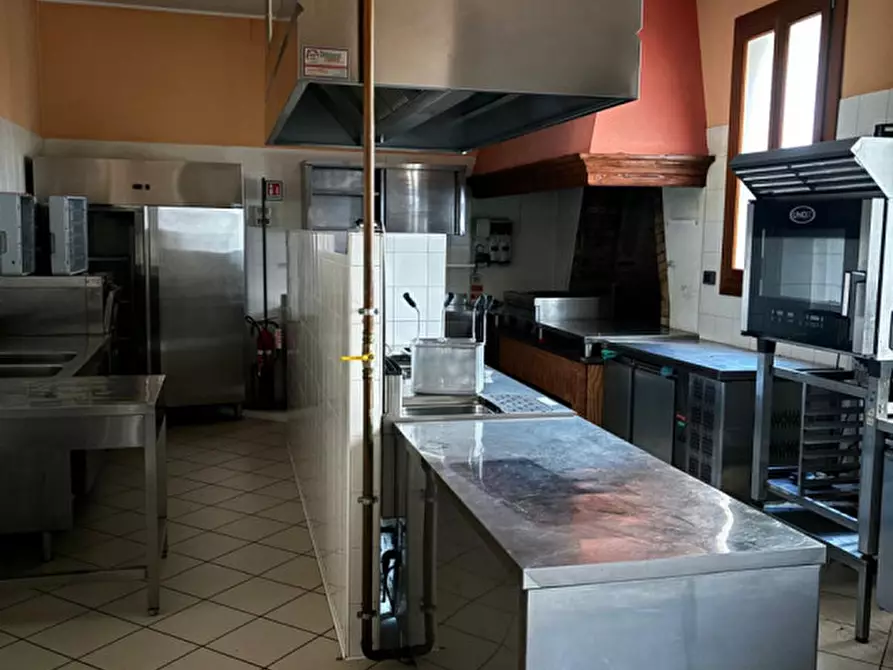 Immagine 2 di Attività commerciale in affitto  in Via Jacopo d'Arquà a Arqua' Petrarca