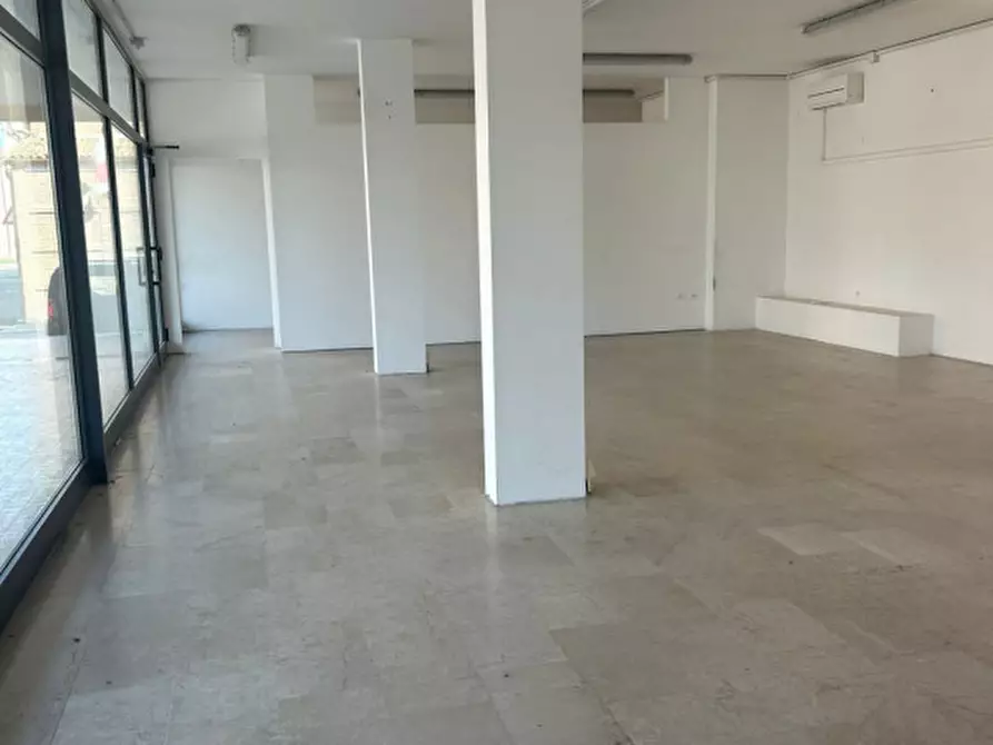 Immagine 2 di Negozio in vendita  a Rovigo