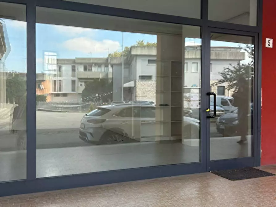 Immagine 3 di Negozio in vendita  a Rovigo