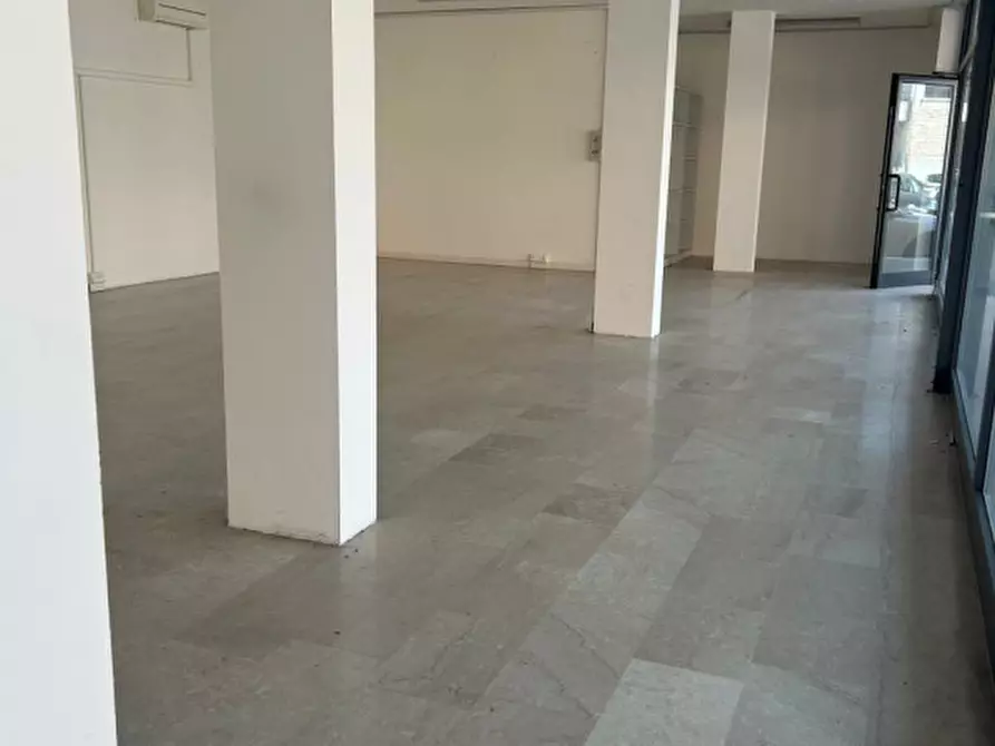 Immagine 4 di Negozio in vendita  a Rovigo