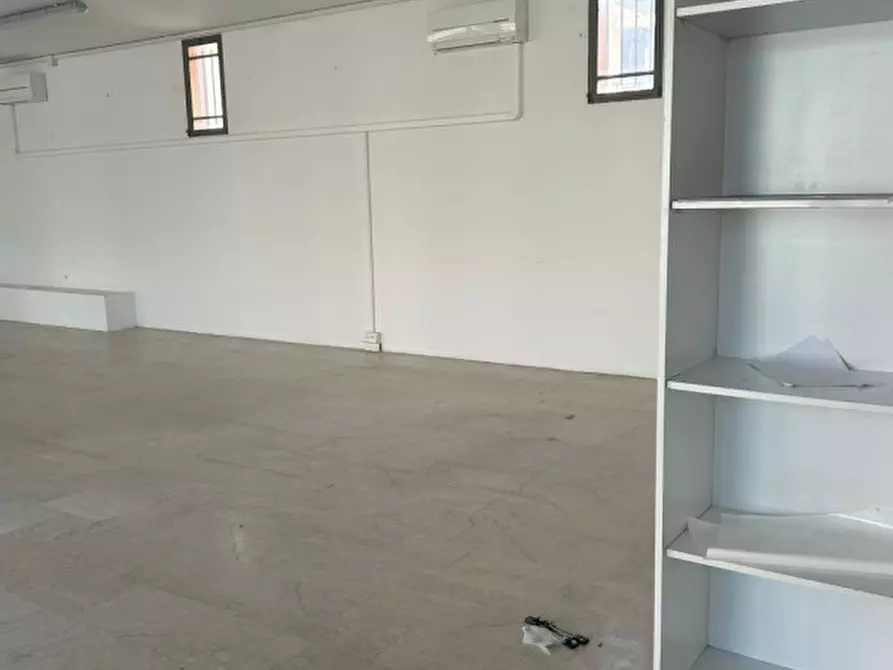 Immagine 6 di Negozio in vendita  a Rovigo